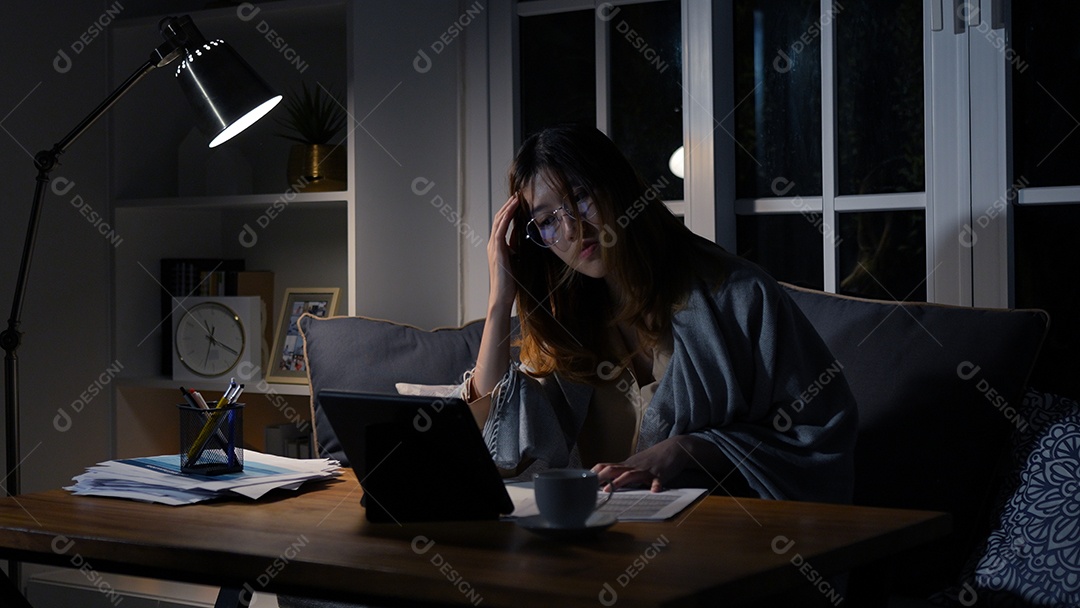 Empresária asiática ou freelancer trabalhando duro à noite olhando o computador