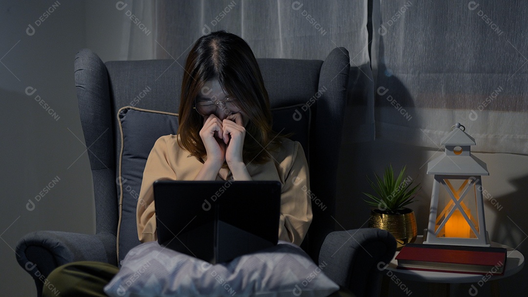 Empresária asiática ou freelancer trabalhando duro à noite olhando o computador