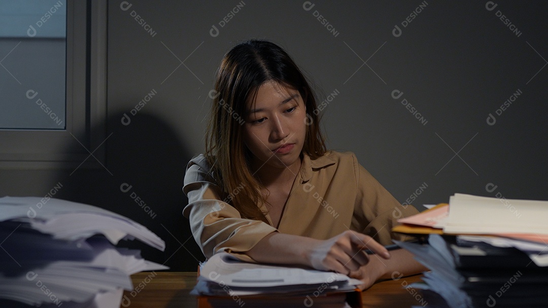 Empresária asiática ou freelancer trabalhando duro à noite olhando o computador