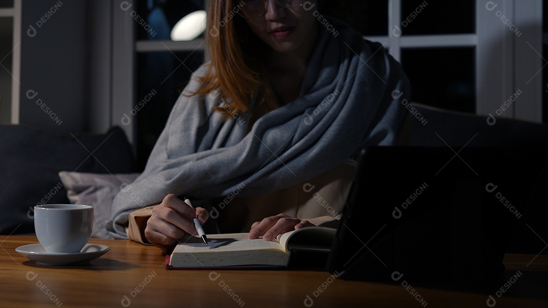 Empresária asiática ou freelancer trabalhando duro à noite olhando o computador