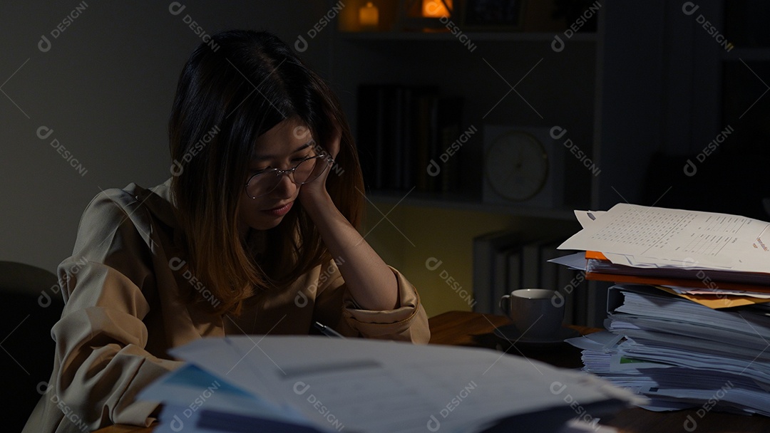 Empresária asiática ou freelancer trabalhando duro à noite olhando o computador