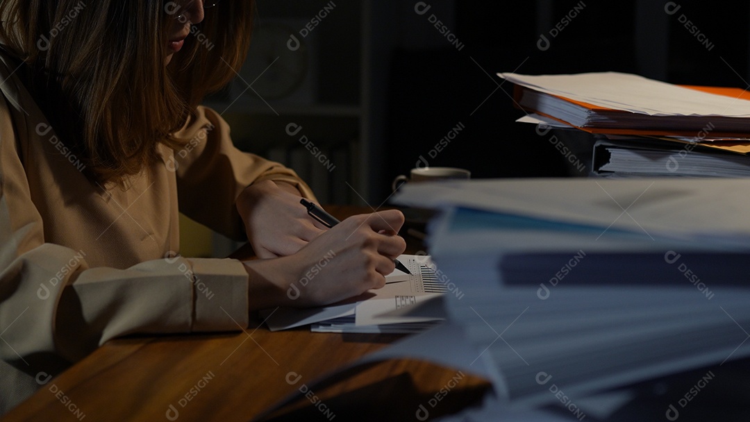 Empresária asiática ou freelancer trabalhando duro à noite olhando o computador