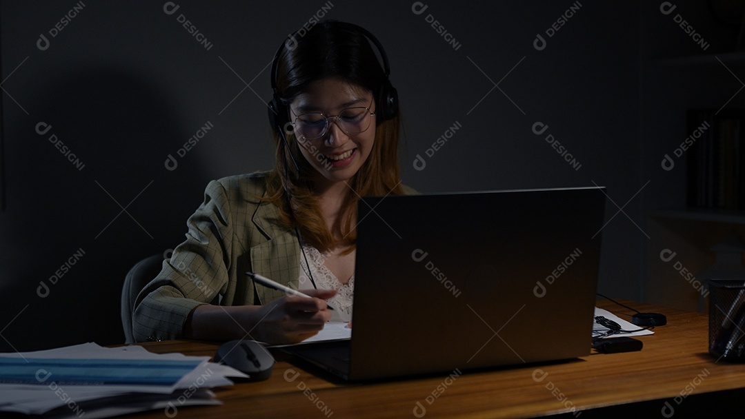 Empresária asiática ou freelancer trabalhando duro à noite olhando o computador