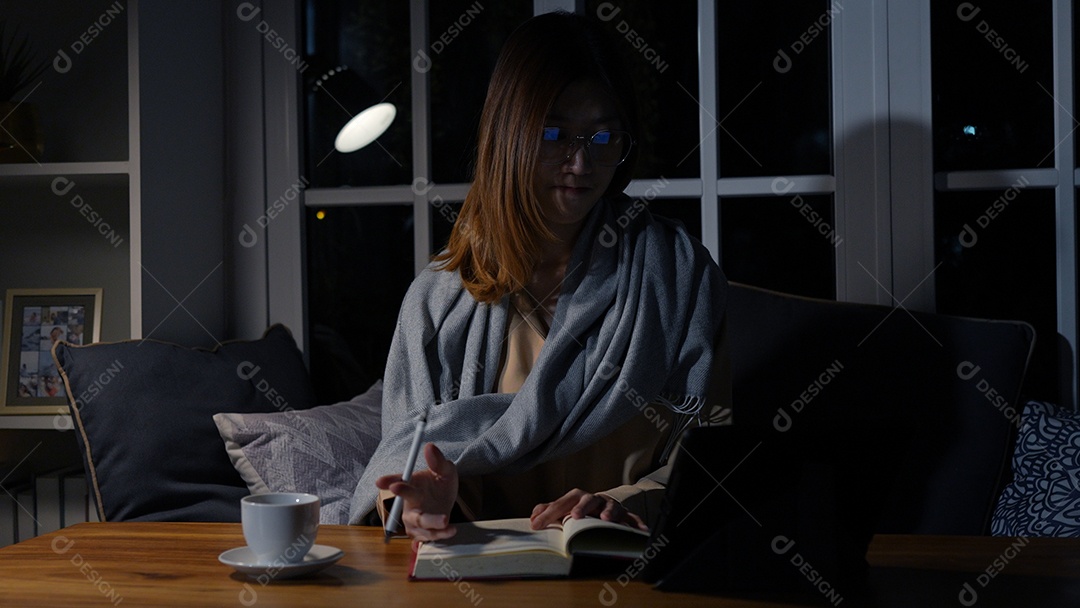 Empresária asiática ou freelancer trabalhando duro à noite olhando o computador