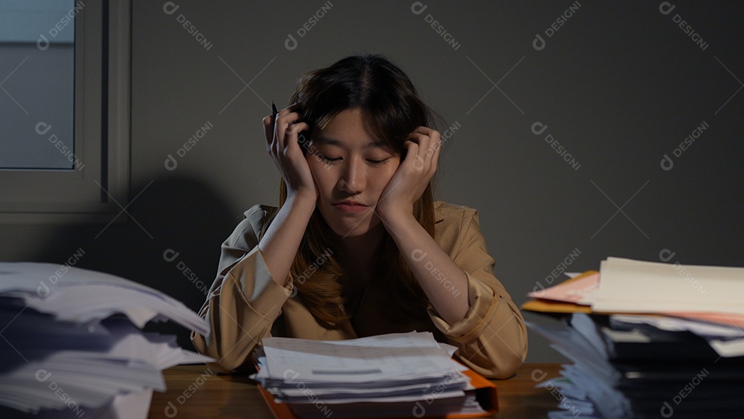 Empresária asiática ou freelancer trabalhando duro à noite olhando o computador