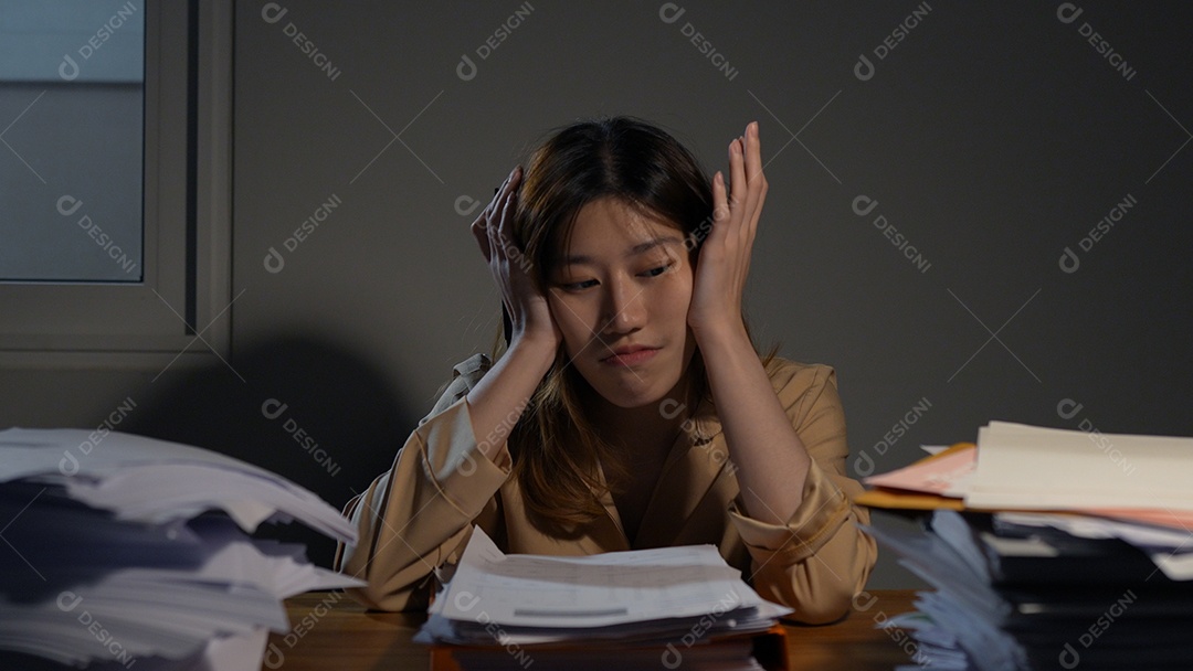 Empresária asiática ou freelancer trabalhando duro à noite