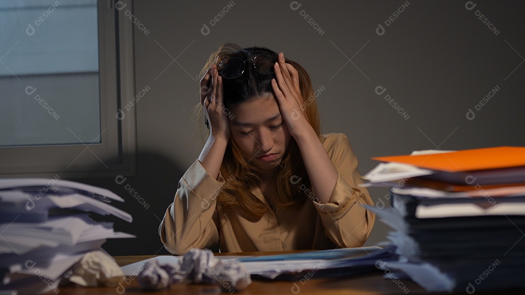 Empresária asiática ou freelancer trabalhando duro à noite