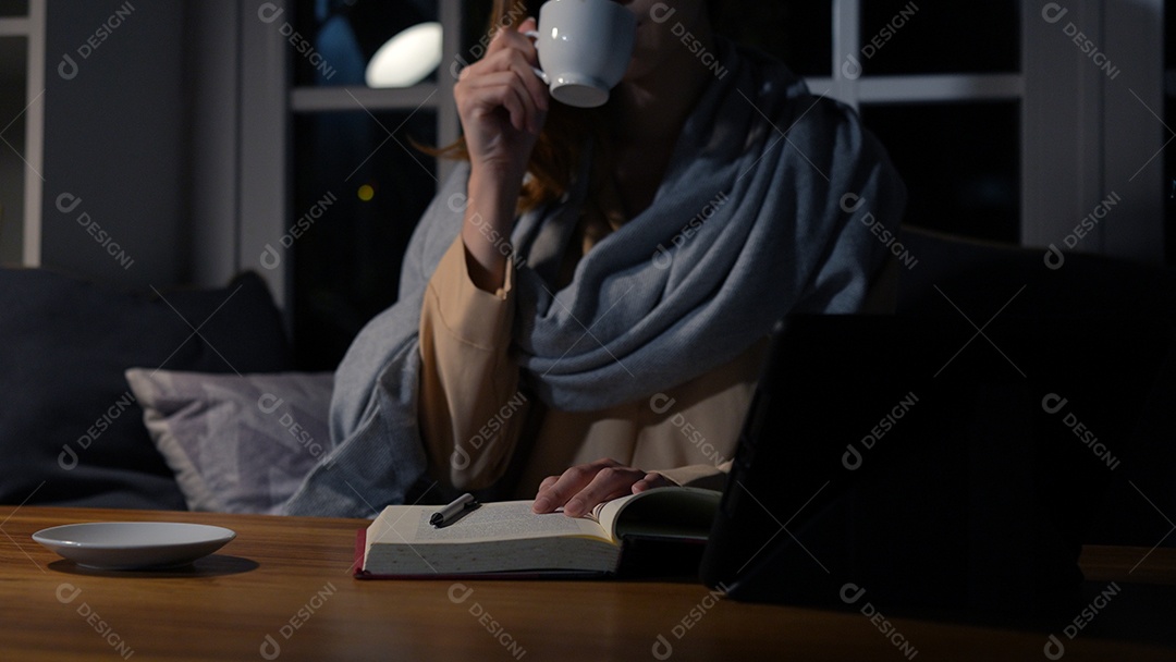 Empresária asiática ou freelancer trabalhando duro à noite olhando o tablet digital