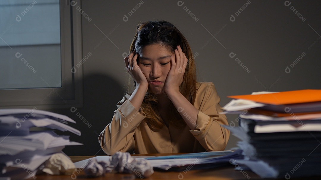 Empresária asiática ou freelancer trabalhando duro à noite