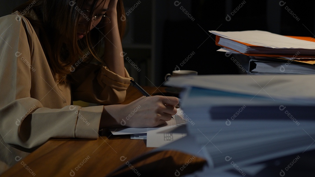 Empresária asiática ou freelancer trabalhando duro à noite olhando o computador