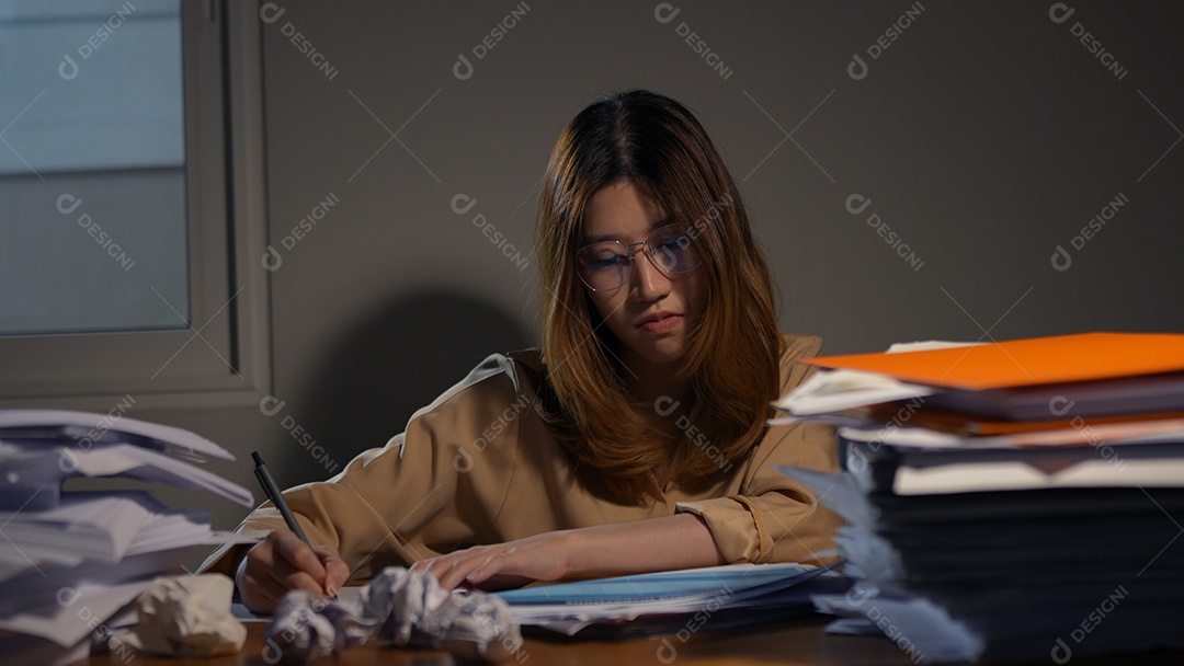 Empresária asiática ou freelancer trabalhando duro à noite olhando o computador