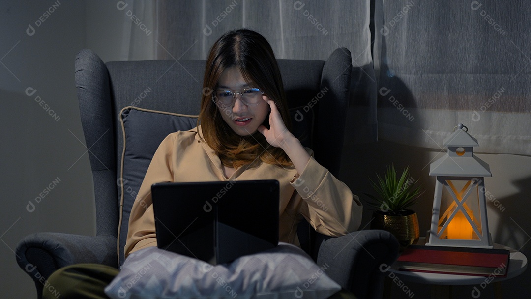 Empresária asiática ou freelancer trabalhando duro à noite olhando o computador