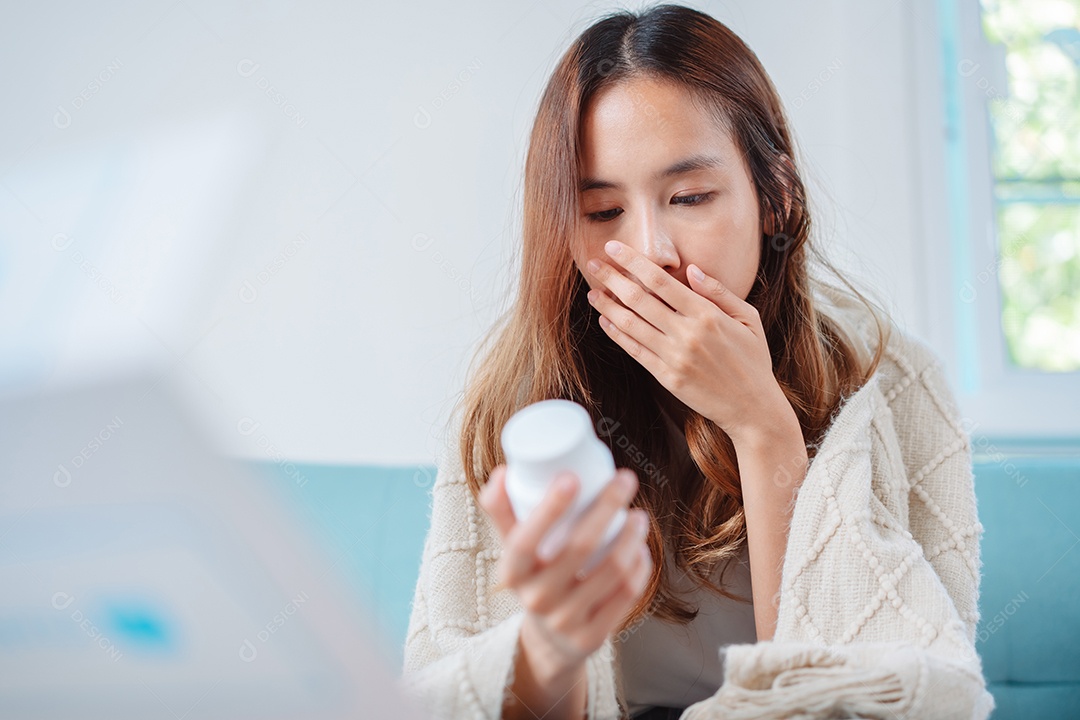 A caixa de primeiros socorros da Covid, paciente se recupera em repouso