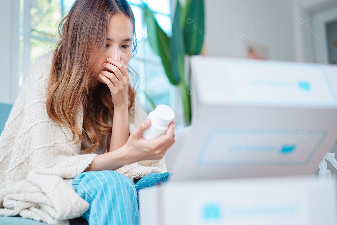 A caixa de primeiros socorros da Covid, mulher de repouso se recuperando