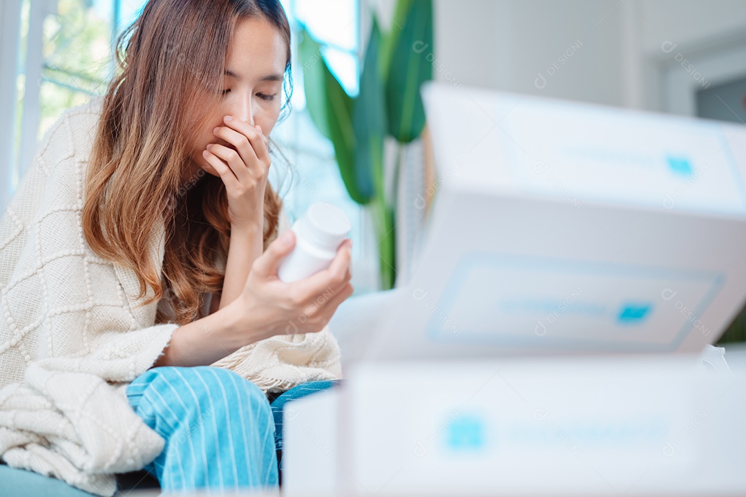 A caixa de primeiros socorros da Covid, mulher de repouso se recuperando