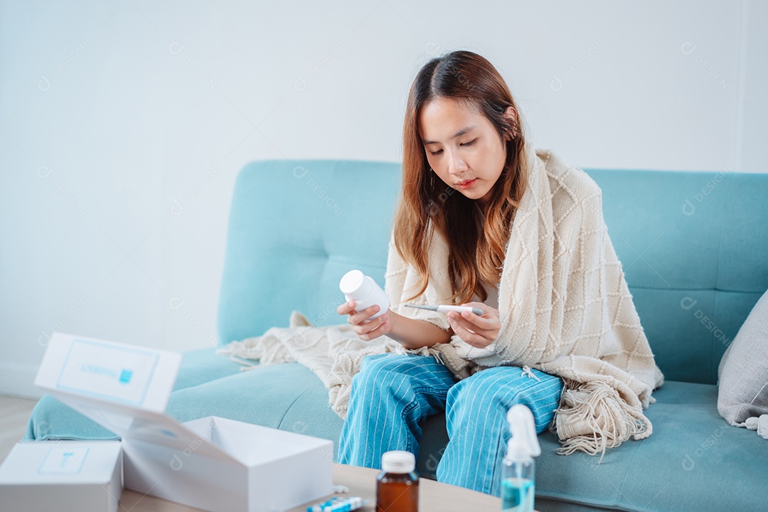 A caixa de primeiros socorros da Covid, mulher de repouso se recuperando