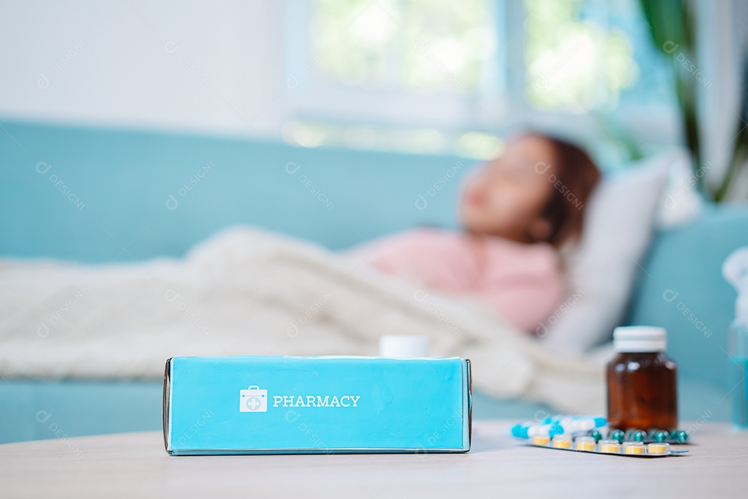 A caixa de primeiros socorros da Covid recupera os cuidados de saúde da paciente com febre