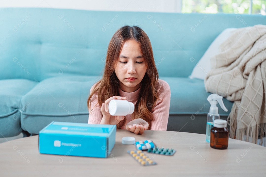Paciente jovem asiática na mesa de alimentação com comprimidos