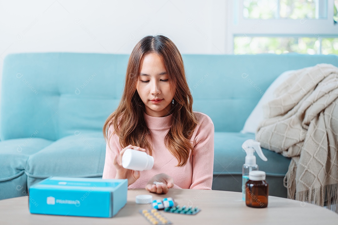 Paciente jovem asiática na mesa de alimentação com comprimidos