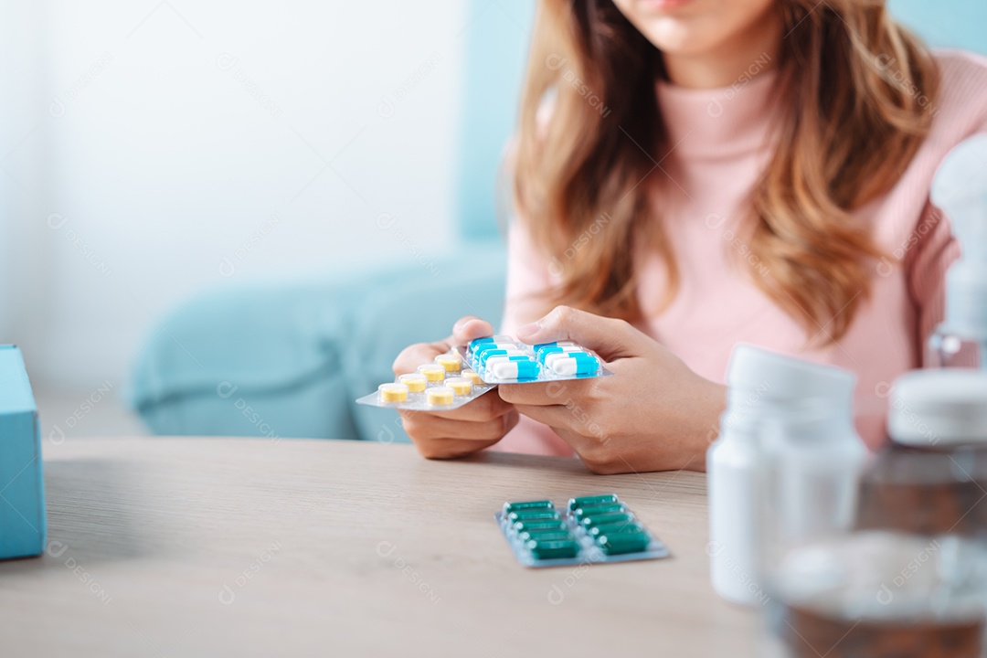 A caixa de primeiros socorros da Covid, mulher de repouso se recuperando