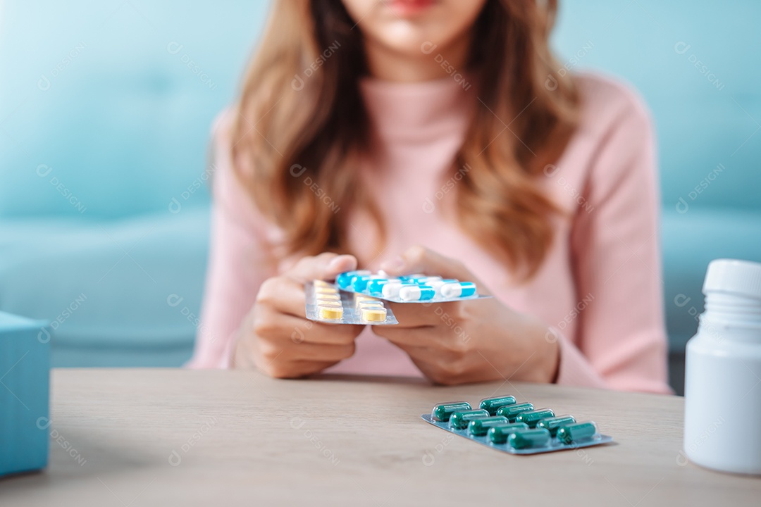Paciente jovem asiática na mesa de alimentação em cuidados domiciliares de enfermagem.