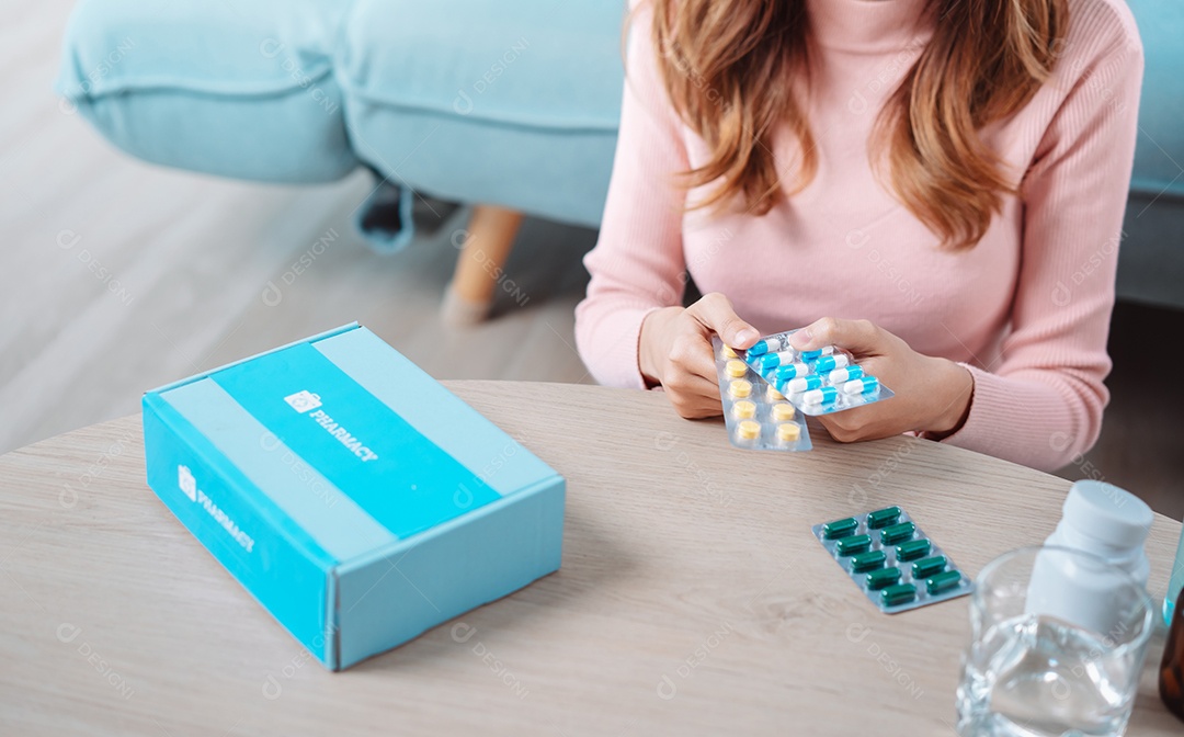 Paciente jovem asiática na mesa de alimentação com comprimidos