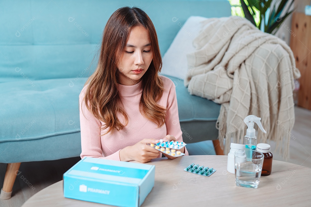 Paciente jovem asiática na mesa de alimentação com comprimidos
