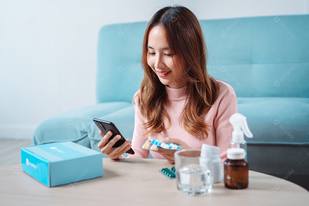Paciente jovem asiática na mesa de alimentação com comprimidos