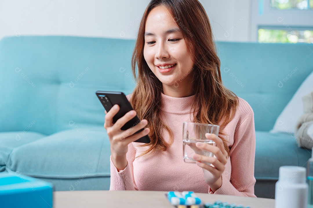 Paciente jovem asiática na mesa de alimentação em cuidados domiciliares de enfermagem.