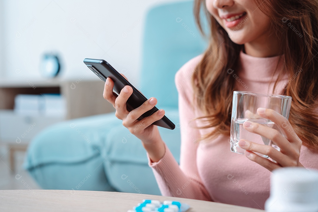 Paciente jovem asiática na mesa de alimentação em cuidados domiciliares de enfermagem.
