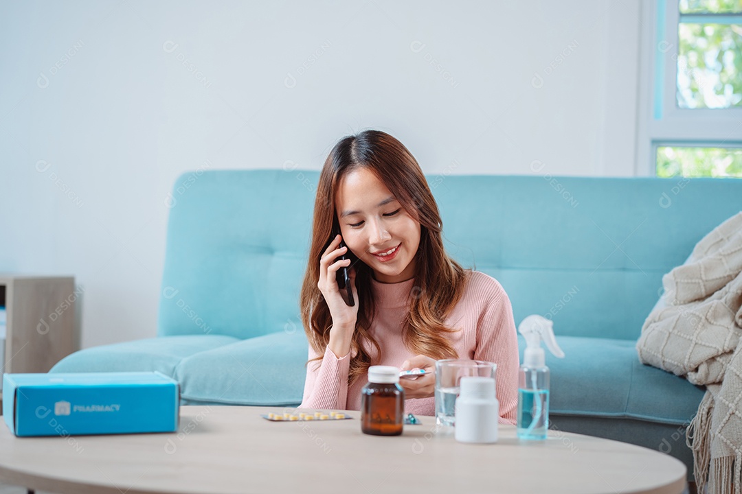 Paciente jovem asiática na mesa de alimentação em cuidados domiciliares de enfermagem.