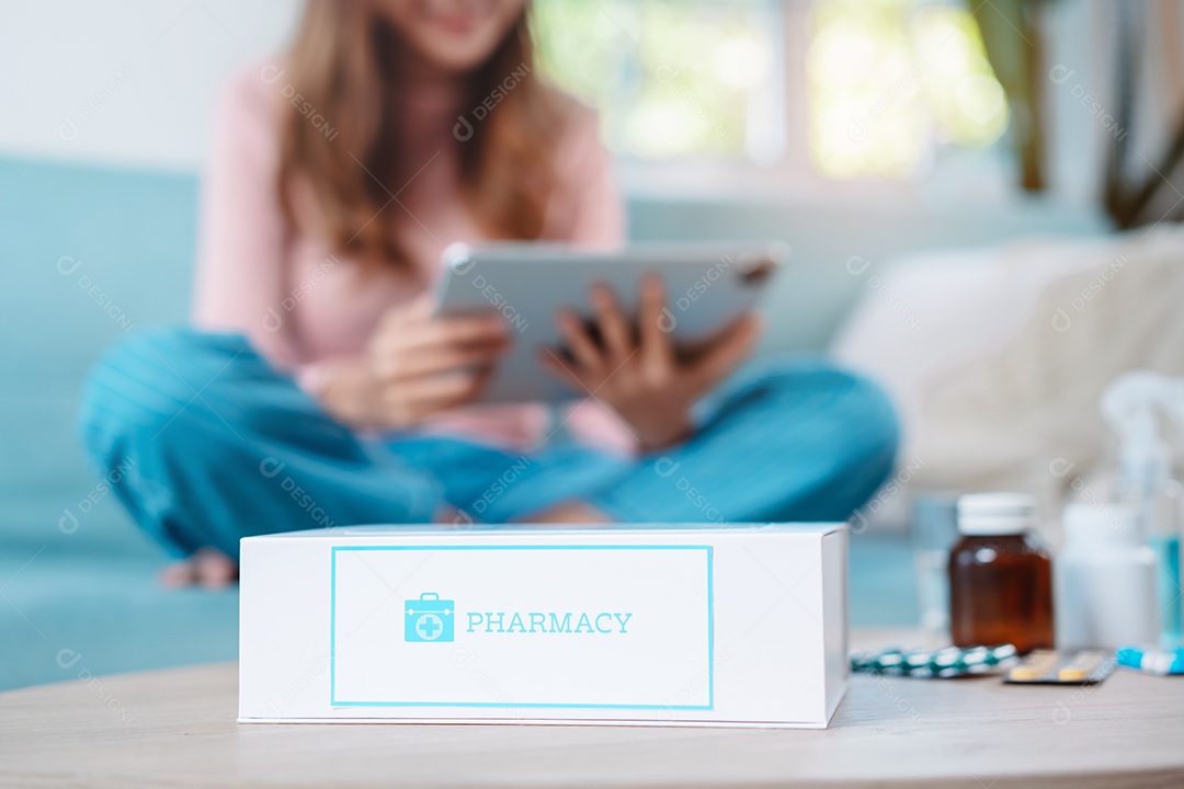 Paciente jovem asiática na mesa de alimentação em cuidados domiciliares de enfermagem.