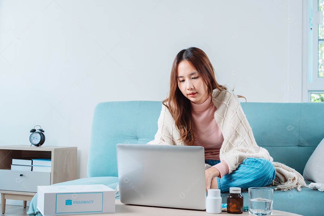 Paciente jovem asiática na mesa de alimentação em cuidados domiciliares de enfermagem.