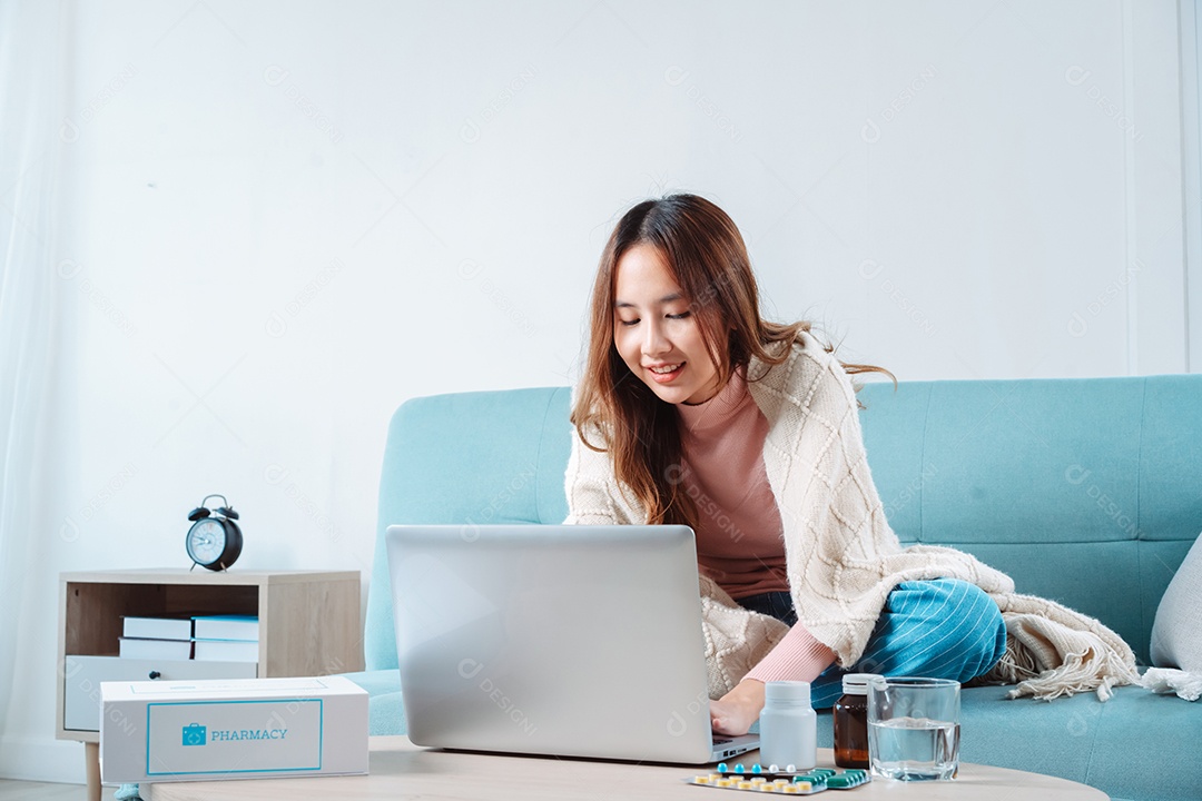 Paciente jovem asiática na mesa de alimentação em cuidados domiciliares de enfermagem.