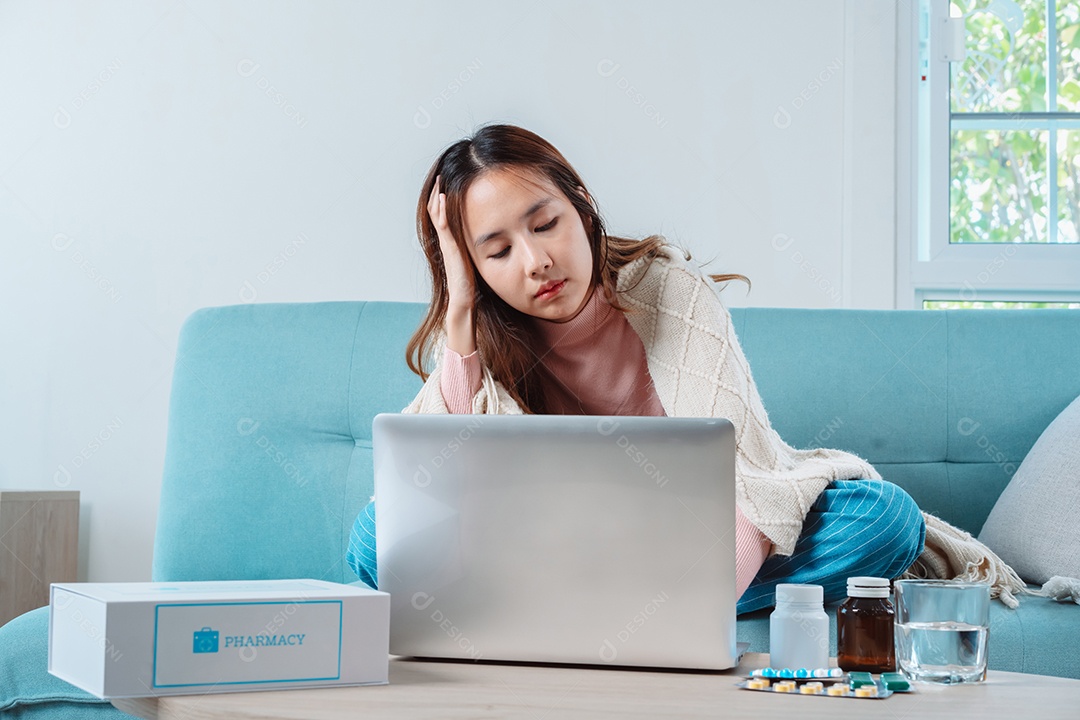 Paciente jovem asiática na mesa de alimentação em cuidados domiciliares de enfermagem.