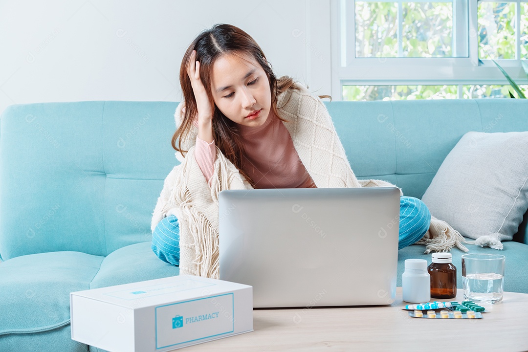 Paciente jovem asiática na mesa de alimentação em cuidados domiciliares de enfermagem.