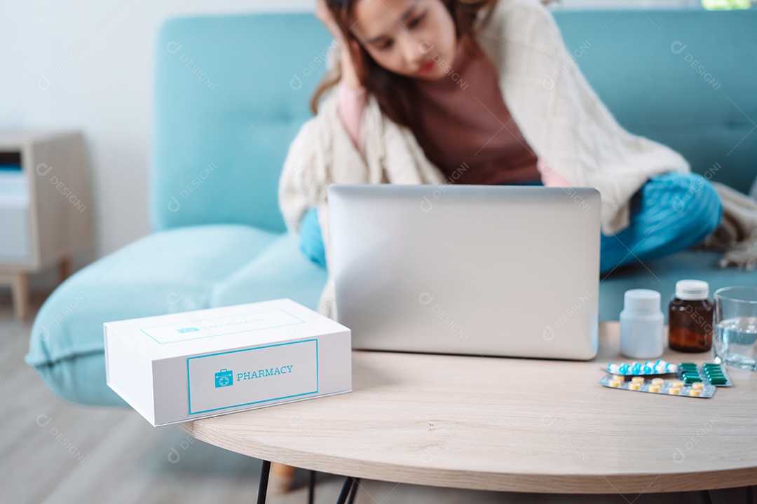 Paciente de mulher asiática fala com médico em conferência de videochamada de clínica on-line