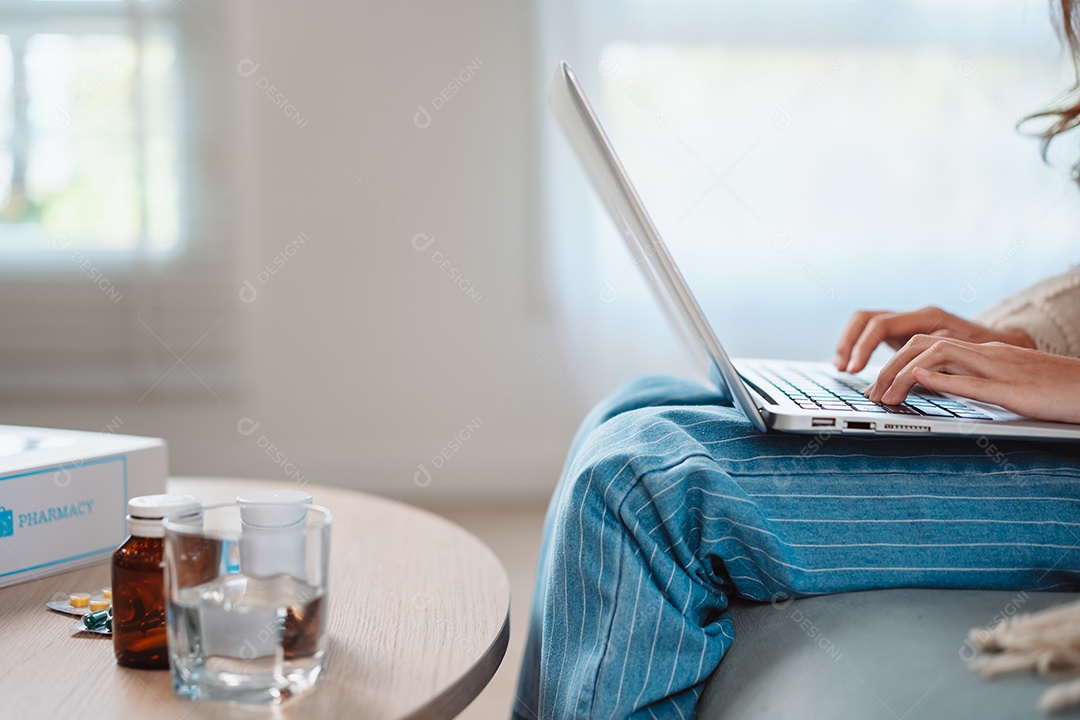 Paciente de mulher asiática fala com médico em conferência de videochamada de clínica on-line