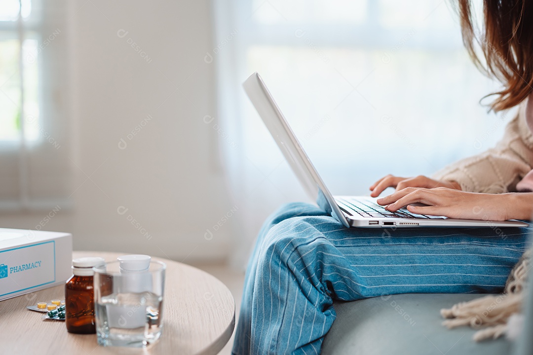 Paciente de mulher asiática fala com médico em conferência de videochamada de clínica on-line