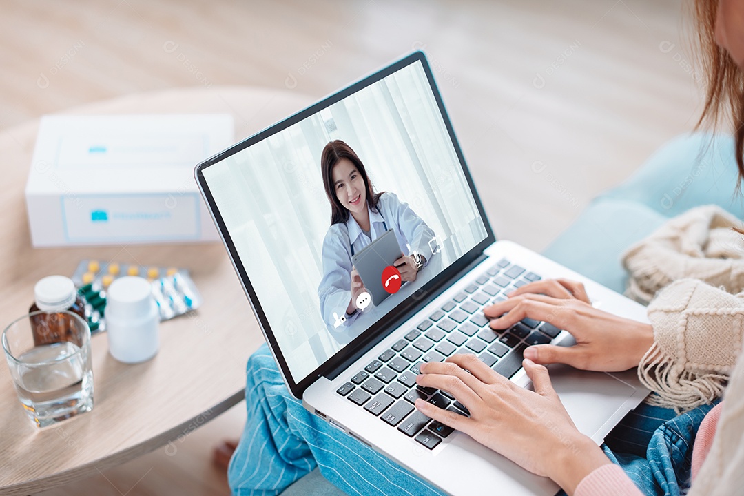 Paciente de mulher asiática fala com médico em ligação
