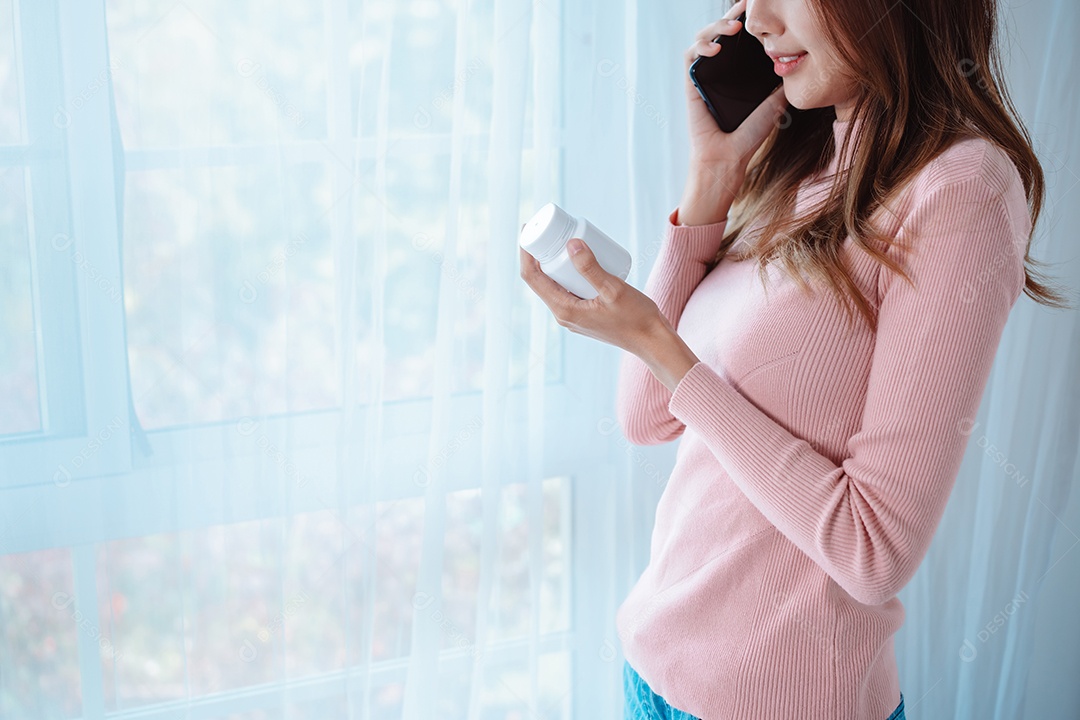 Paciente de mulher asiática fala com médico em ligação