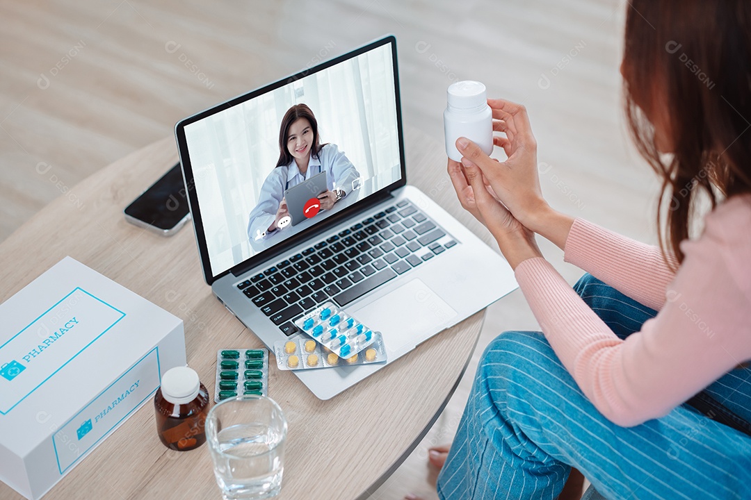 Paciente de mulher asiática fala com médico em conferência de videochamada de clínica on-line