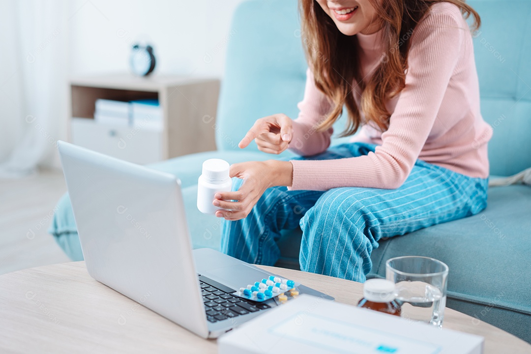 Paciente de mulher asiática fala com médico em conferência de videochamada de clínica on-line