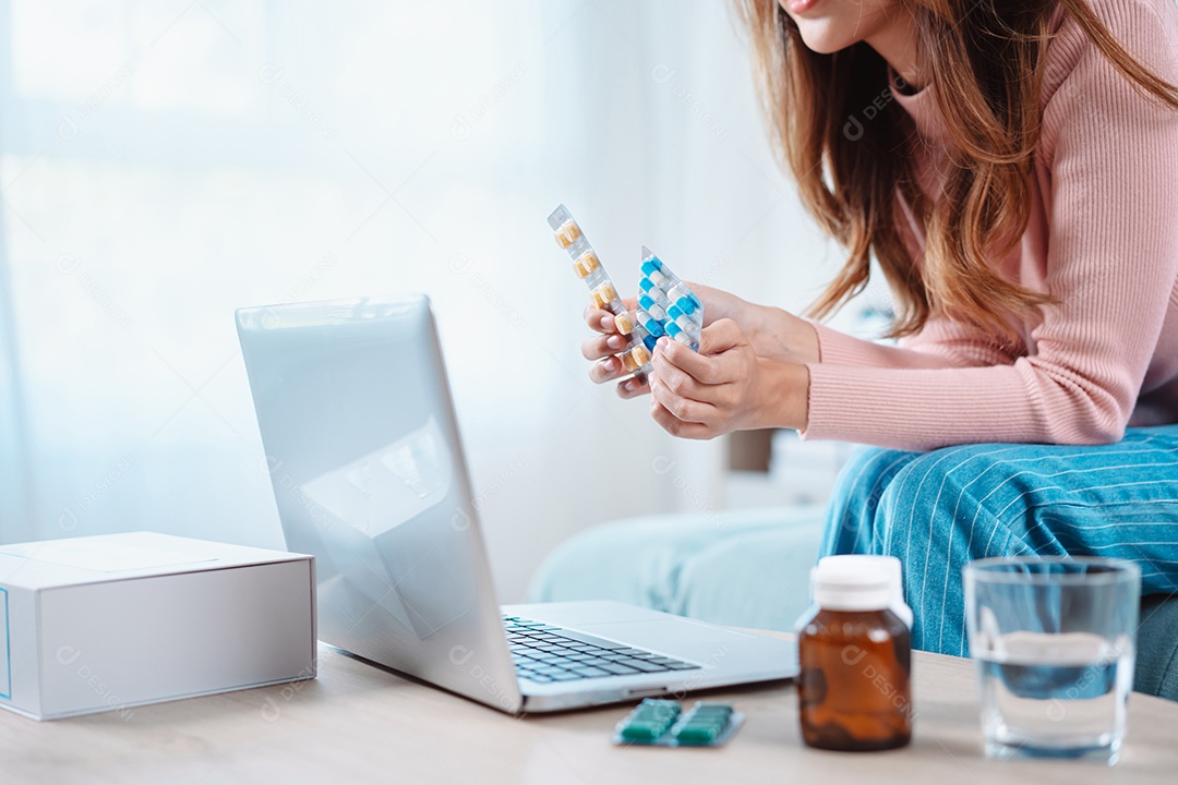 Paciente de mulher asiática fala com médico em conferência de videochamada de clínica on-line