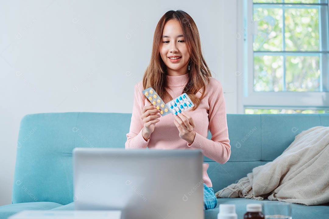 Paciente de mulher asiática fala com médico em conferência de videochamada de clínica on-line