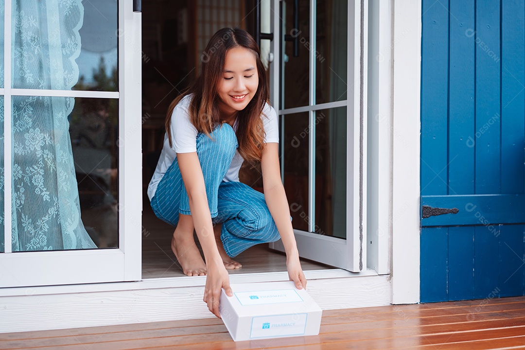 Mulher paciente recebe caixa de primeiros socorros