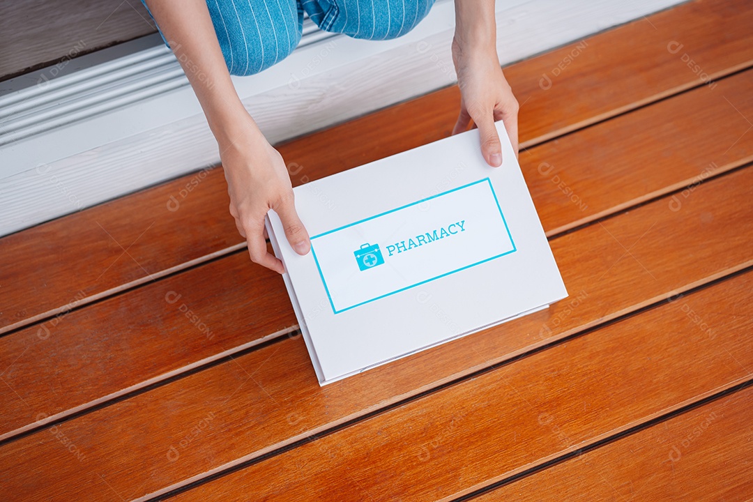 Mulher paciente recebe caixa de primeiros socorros