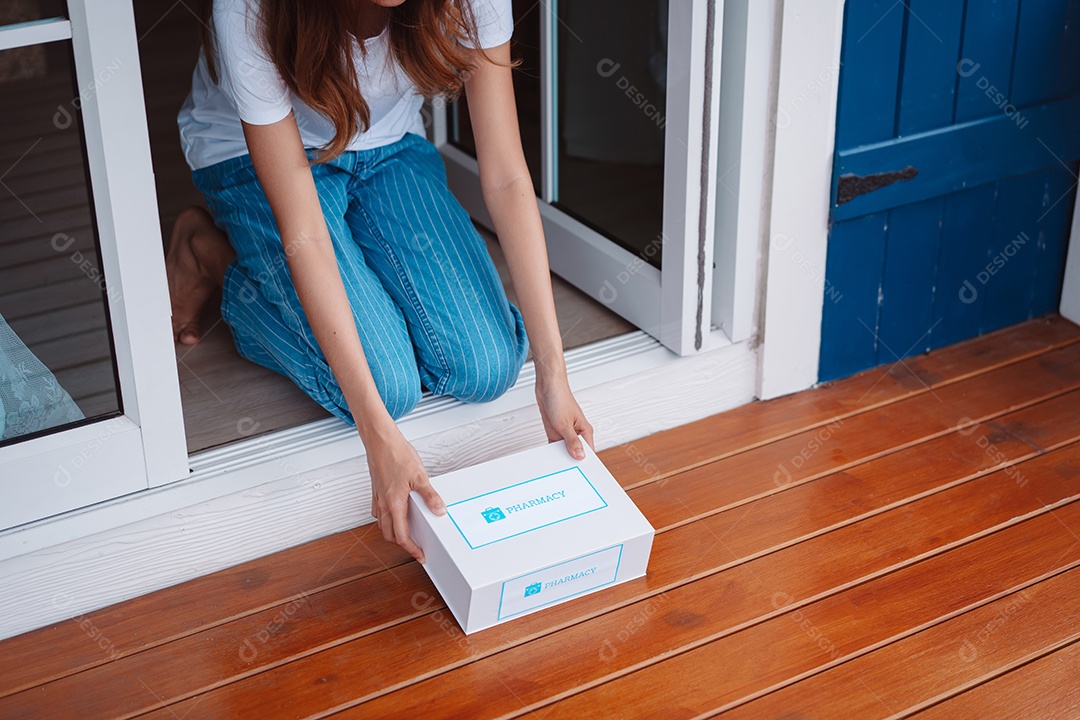 Mulher paciente recebe caixa de primeiros socorros