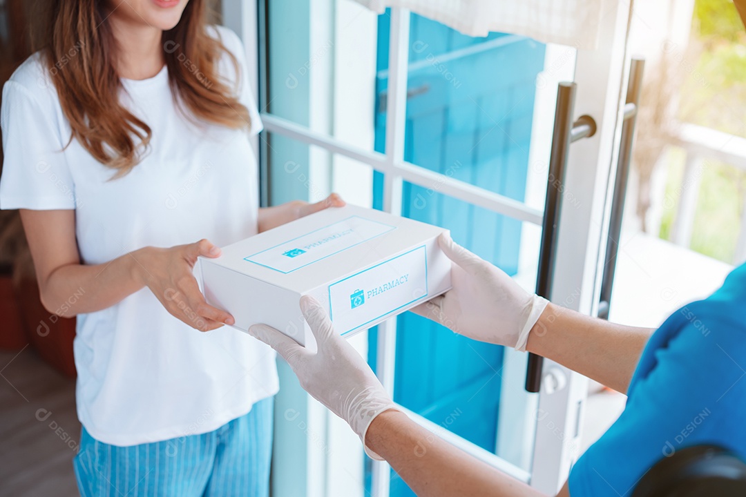 A caixa de primeiros socorros da Covid, mulher se recuperando