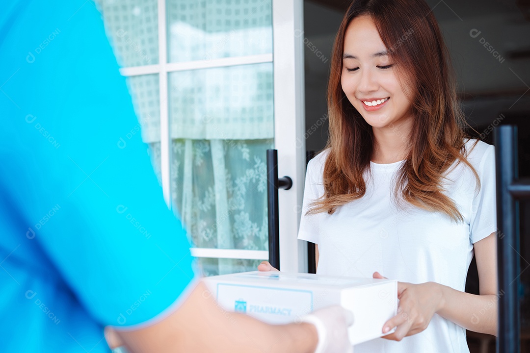 A caixa de primeiros socorros da Covid, mulher se recuperando